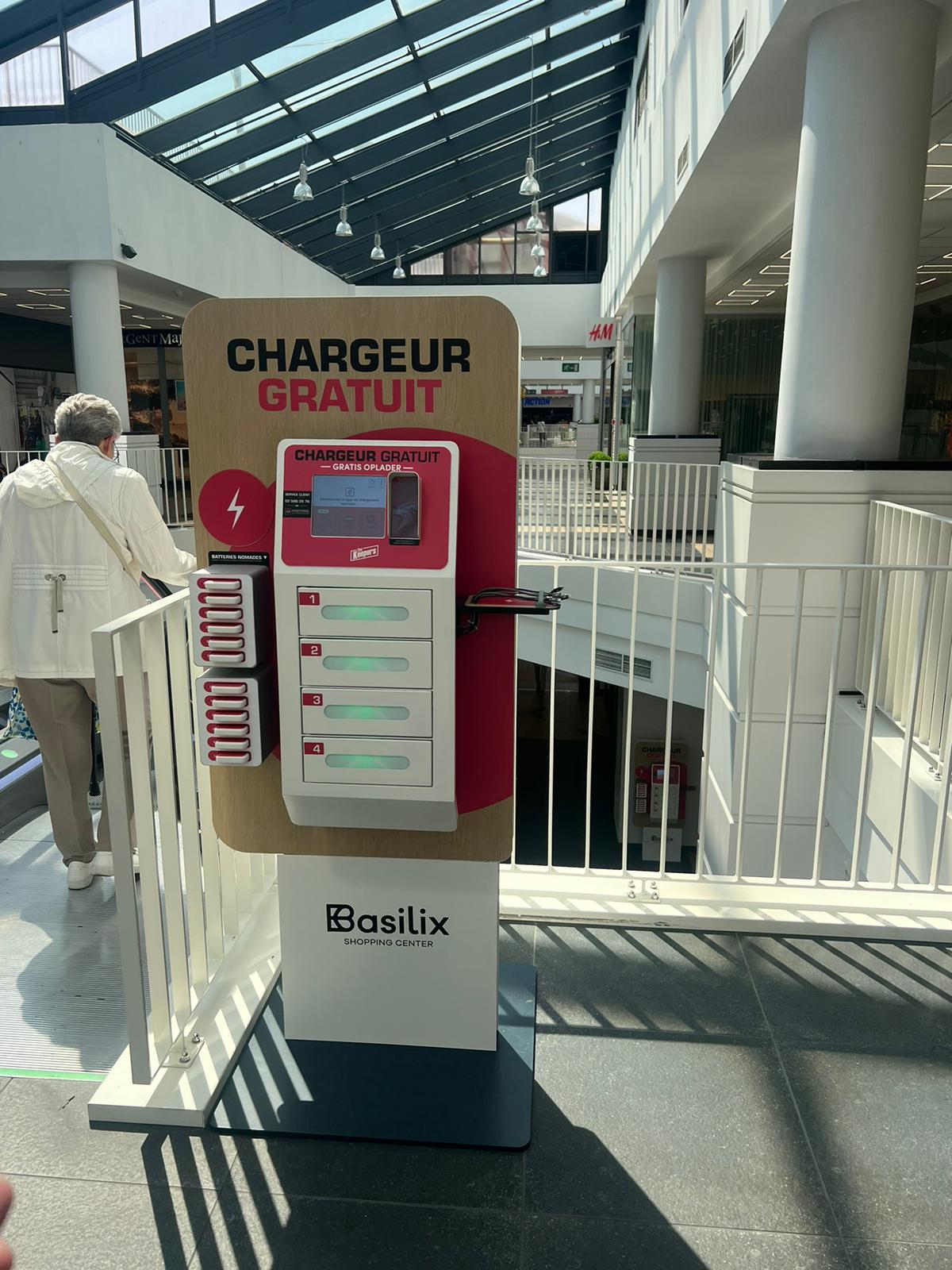 Borne de recharge de téléphones avec batteries nomades - centre commercial Basilix Borne de recharge de téléphones avec batteries nomades - centre commercial Basilix
