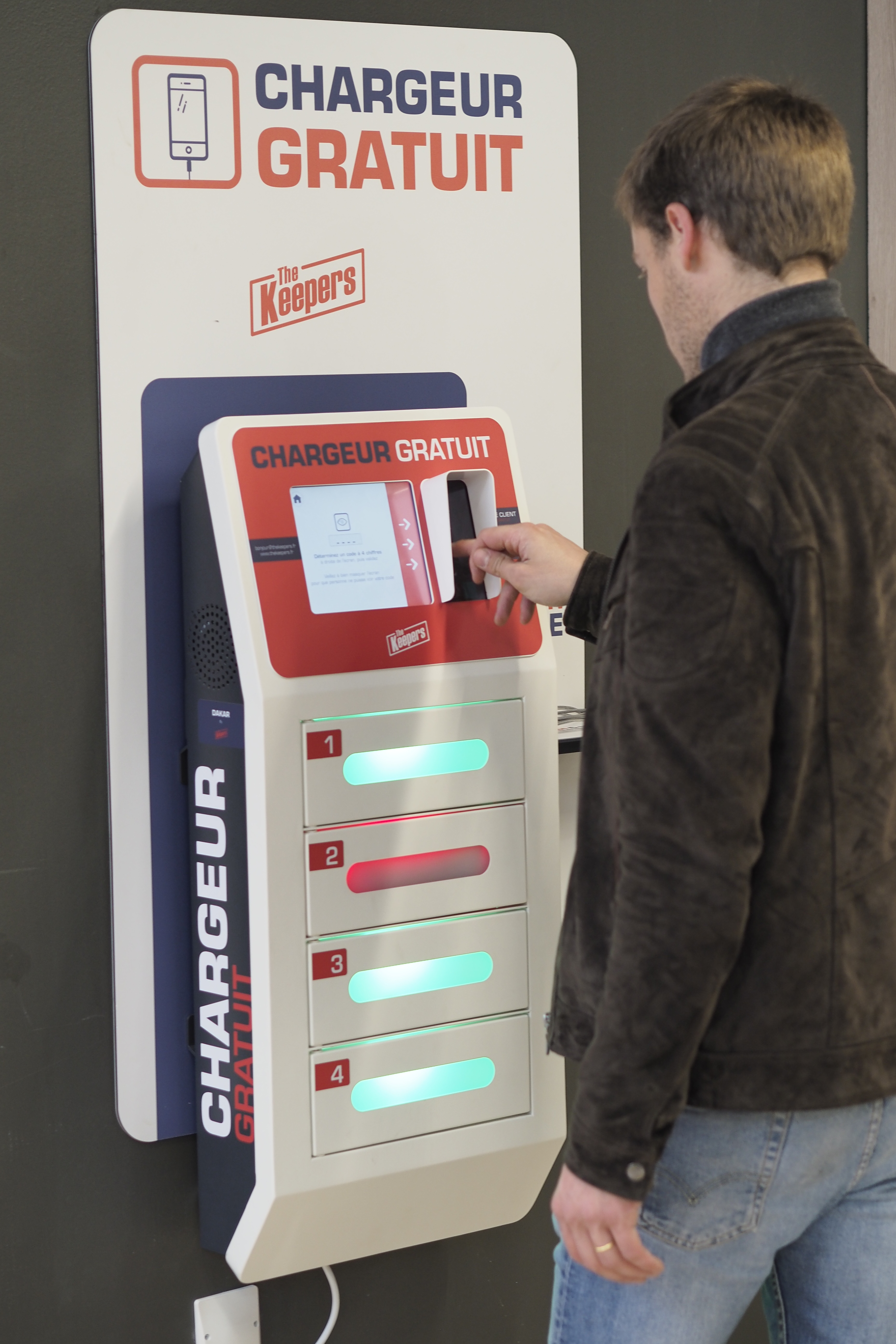 Borne casiers de recharge de téléphones sécurisés et autonomes pour les employés Borne casiers de recharge de téléphones sécurisés et autonomes pour les employés