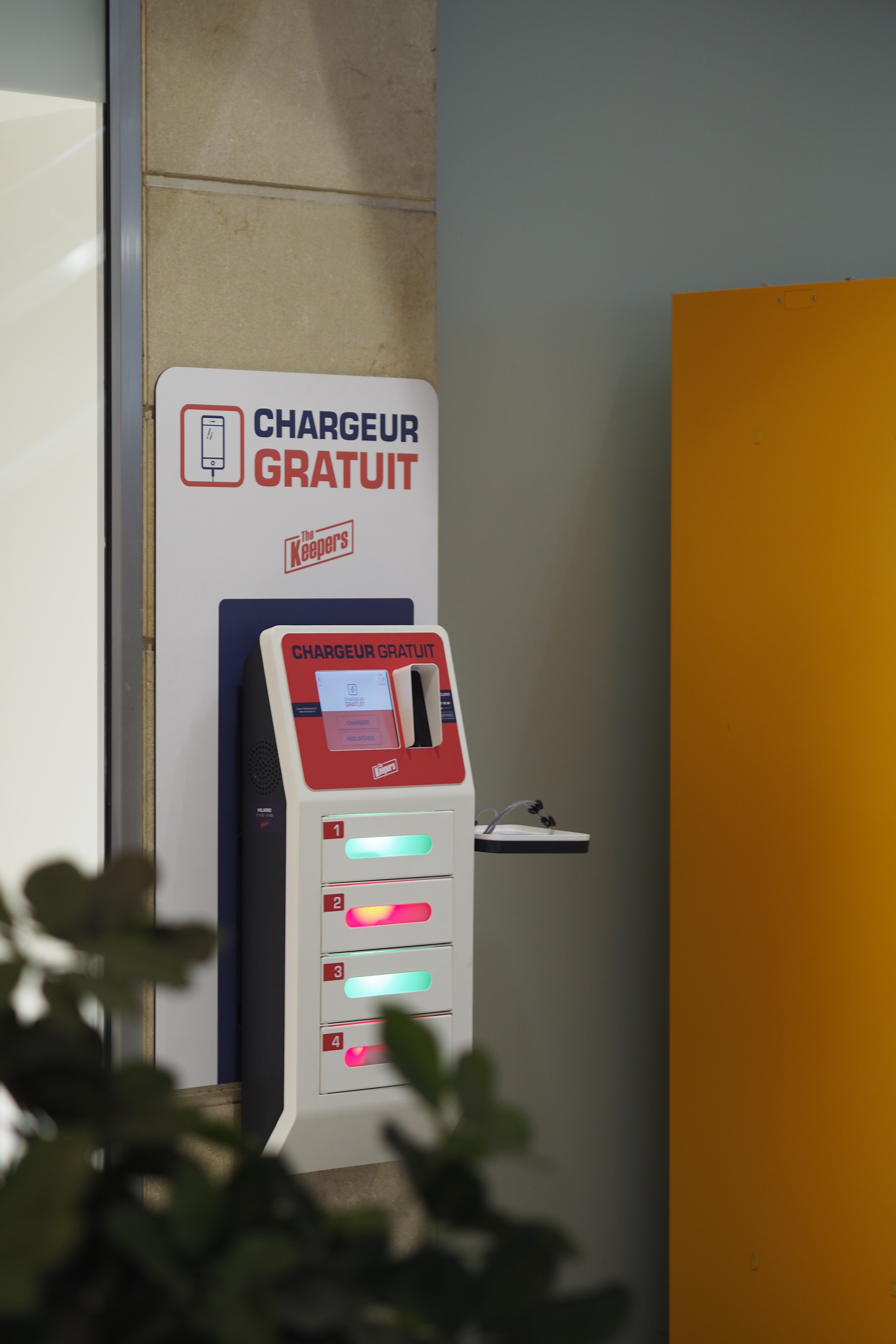Station de recharge de smartphone sécurisée et autonome Station de recharge de smartphone sécurisée et autonome